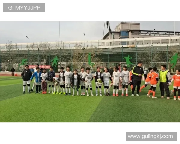 哪些足球球星活跃在抖音平台分享生活与训练瞬间揭秘